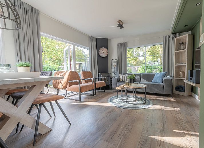 Bungalow Brouwersdam in Ouddorp biedt een ruim terras met comfortabele zitplaatsen en parasol, ideaal voor ontspanning in Goeree-Overflakkee.