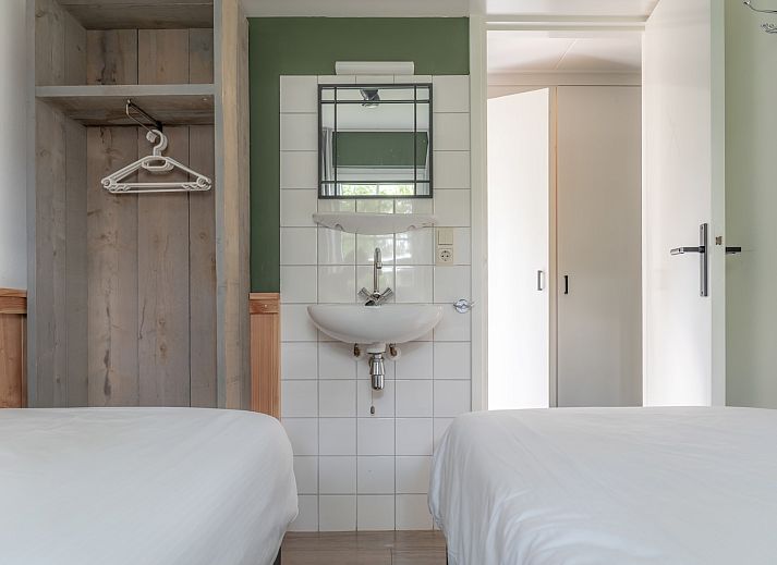 Geniet van de gezellige buitenruimte bij Bungalow Brouwersdam in Ouddorp met een loungebank en barbecue voor een perfecte vakantie.