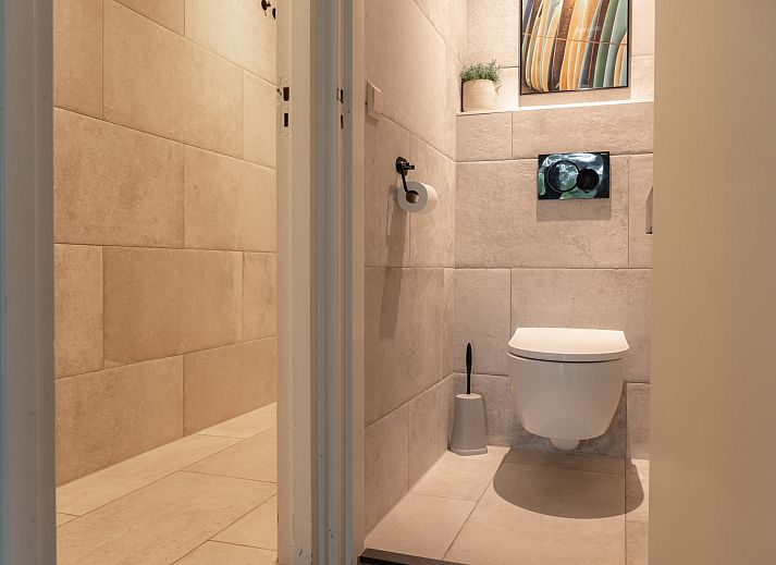 Geniet van de gezellige buitenruimte bij Bungalow Brouwersdam in Ouddorp met een loungebank en barbecue voor een perfecte vakantie.