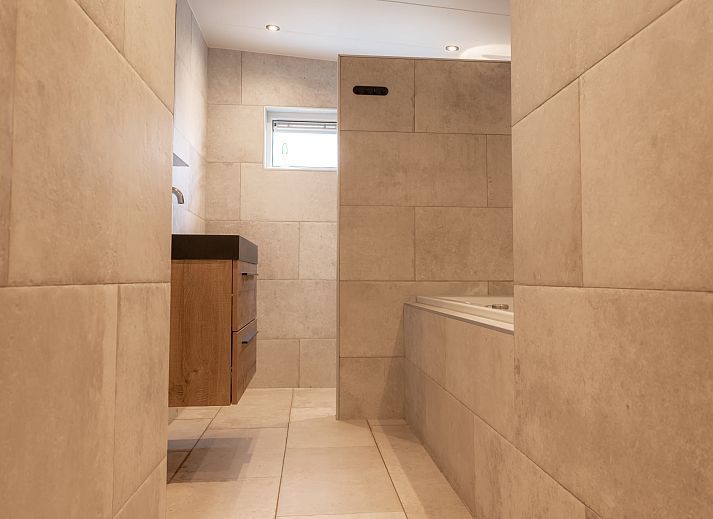 Geniet van de gezellige buitenruimte bij Bungalow Brouwersdam in Ouddorp met een loungebank en barbecue voor een perfecte vakantie.