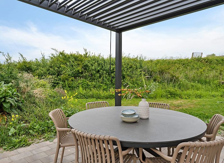 Dune chalet in Ouddorp, Goeree-Overflakkee with modern veranda and green surroundings.