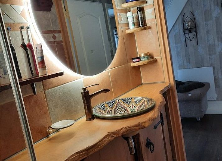 Entspannte Terrasse im Ferienhaus am Meer in Katwijk aan Zee, Nordseekueste, Suedholland, mit bunten Sitzgelegenheiten und Pflanzen.