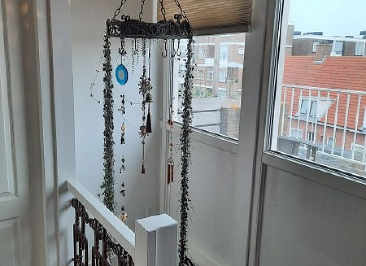 Gemuetliche Sitzecke auf der Terrasse des Ferienhauses am Meer, Katwijk aan Zee, Nordseekueste, Suedholland, mit bunten Kissen und Dekoration.