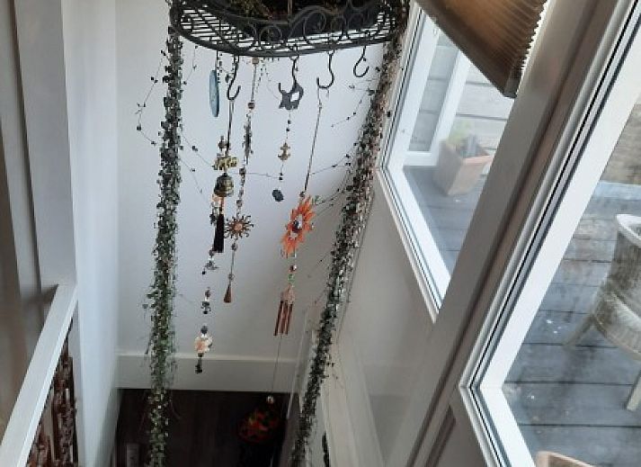 Gemuetliche Sitzecke auf der Terrasse des Ferienhauses am Meer, Katwijk aan Zee, Nordseekueste, Suedholland, mit bunten Kissen und Dekoration.