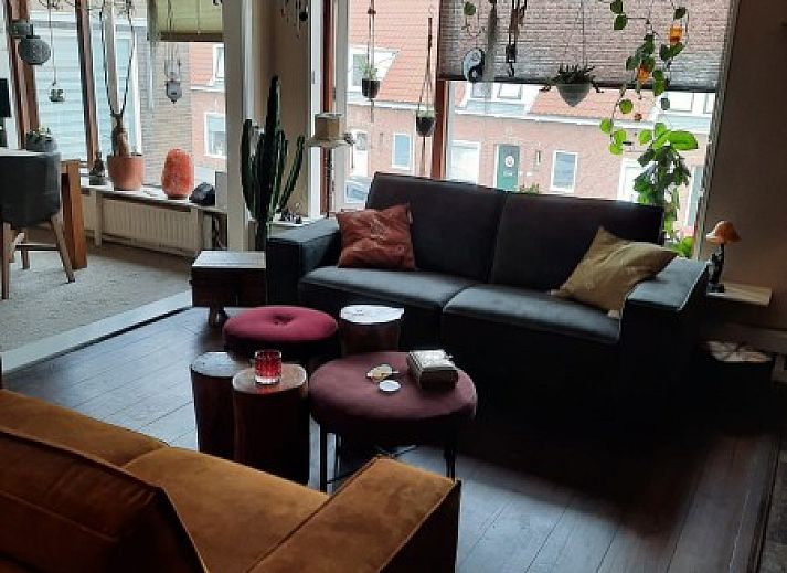 Gemuetliche Sitzecke auf der Terrasse des Ferienhauses am Meer, Katwijk aan Zee, Nordseekueste, Suedholland, mit bunten Kissen und Dekoration.