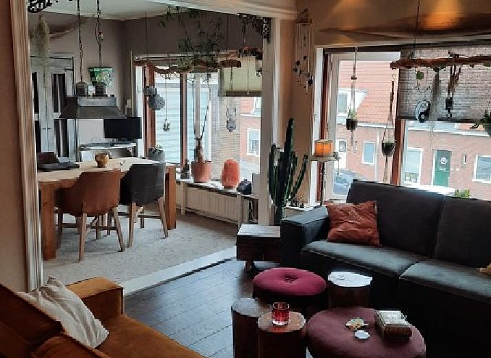 Aussenbereich des Ferienhauses am Meer, Katwijk aan Zee, Nordseekueste, Suedholland, mit Holzmoebeln und einer einladenden Atmosphaere.