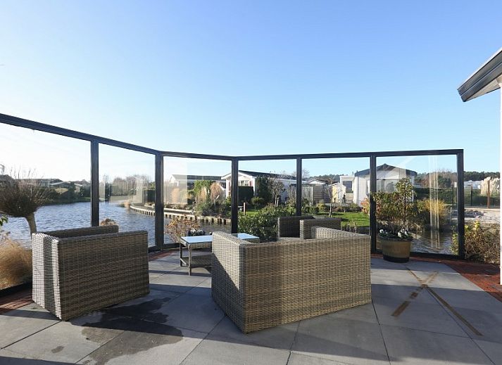De Duinpan 21 chalet aan het water in Noordwijk aan zee, Noordzeekust, Zuid-Holland, omgeven door groene natuur.