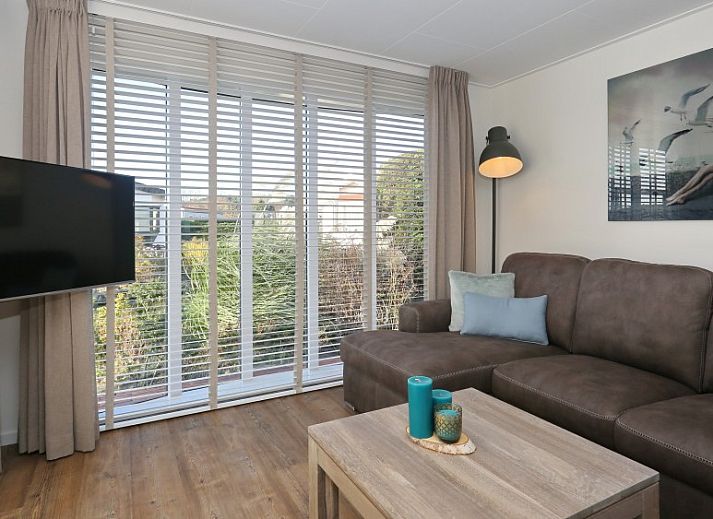 De Duinpan 21 chalet aan het water in Noordwijk aan zee, Noordzeekust, Zuid-Holland, omgeven door groene natuur.