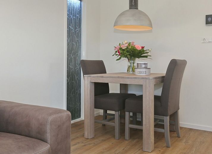 De Duinpan 21 chalet aan het water in Noordwijk aan zee, Noordzeekust, Zuid-Holland, omgeven door groene natuur.