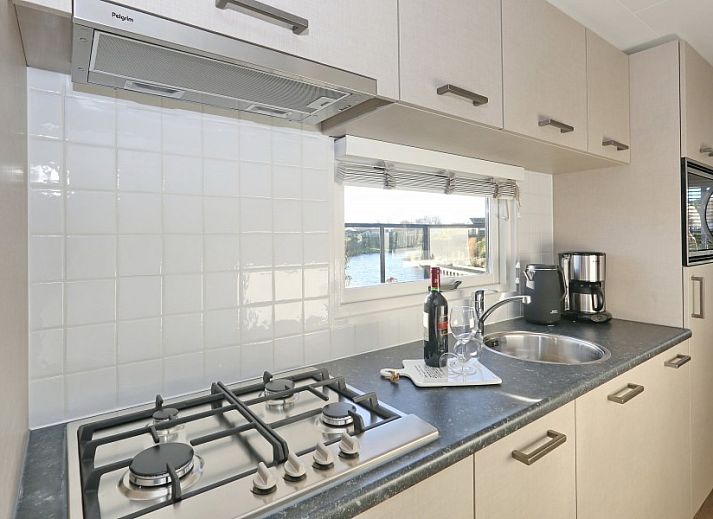 Zonnig terras van De Duinpan 21 chalet met uitzicht op de tuin in Noordwijk aan zee, Noordzeekust, Zuid-Holland.