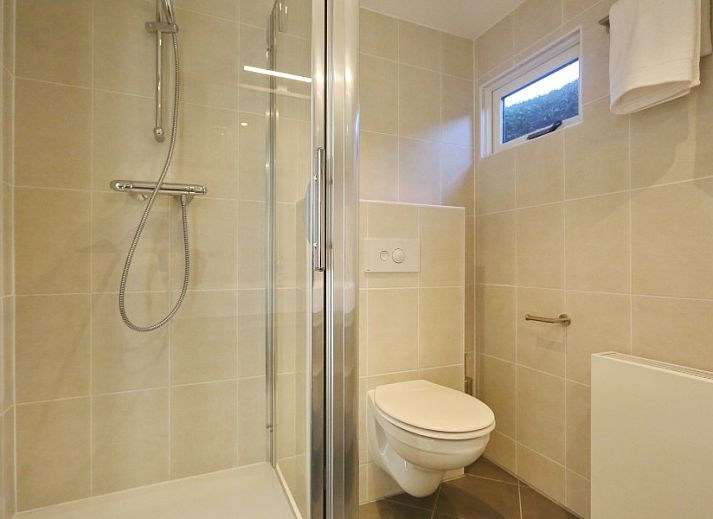 Zonnig terras van De Duinpan 21 chalet met uitzicht op de tuin in Noordwijk aan zee, Noordzeekust, Zuid-Holland.