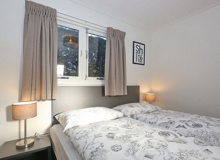 Zonnig terras van De Duinpan 21 chalet met uitzicht op de tuin in Noordwijk aan zee, Noordzeekust, Zuid-Holland.