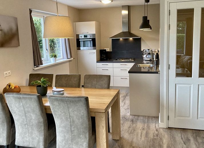 Moderne keuken in Vakantiehuis nr 23 Bungalowpark Puik en Duin, Noordwijk aan zee, Noordzeekust, Zuid-Holland.