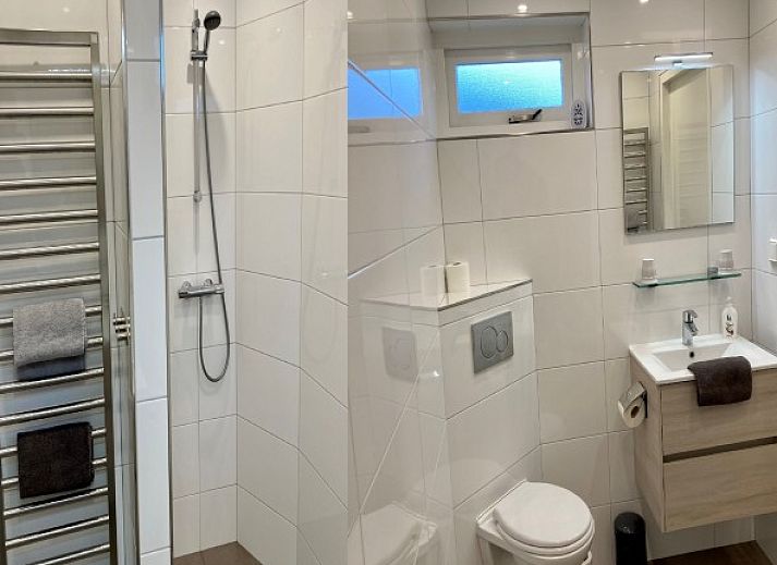 Zonnig terras bij Vakantiehuis nr 23 Bungalowpark Puik en Duin, Noordwijk aan zee, Noordzeekust, Zuid-Holland.