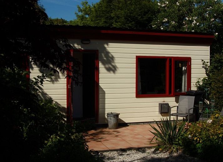 Om de Loop bungalow in Rockanje, Noordzeekust, met weelderige tuin en charmante buitenkant.