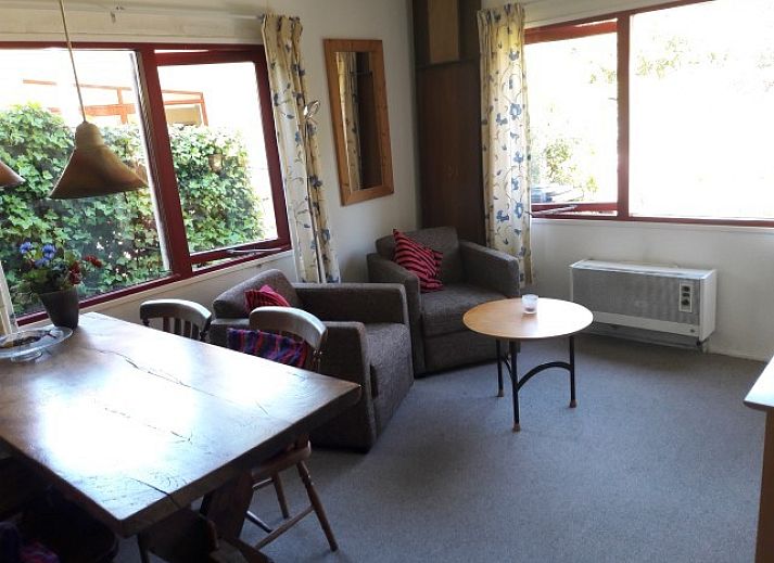 Om de Loop bungalow in Rockanje, Noordzeekust, met weelderige tuin en charmante buitenkant.