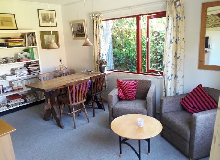 Om de Loop bungalow in Rockanje, Noordzeekust, met weelderige tuin en charmante buitenkant.