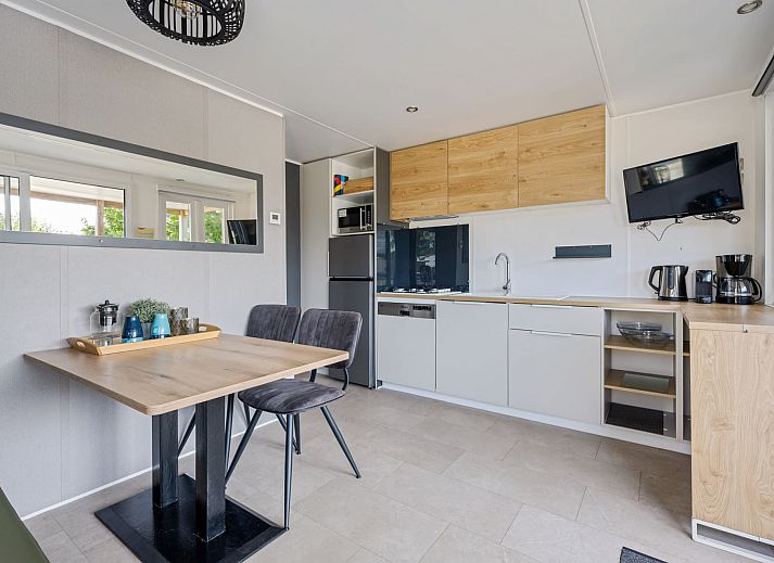 Mobilheim Beachhome in Ouddorp, ein komfortables Mobilheim umgeben von gruener Natur auf Goeree-Overflakkee, Suedholland.