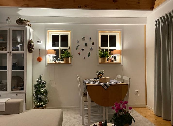 Gezellige woonkamer in Vakantiehuisje in Voorhout, Noordzeekust, met comfortabele zitplaatsen.