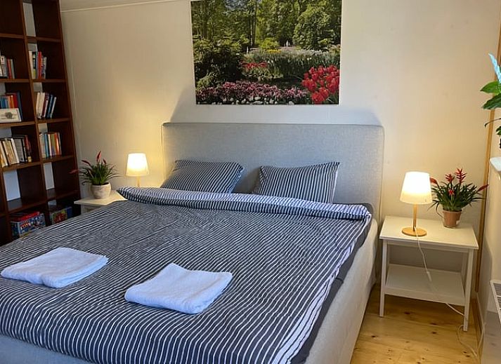 Stijlvolle binnenruimte van Vakantiehuisje in Voorhout, Noordzeekust, met houtkachel en decoratie.