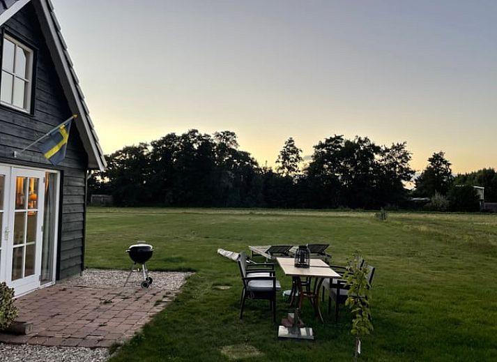 Eethoek in Vakantiehuisje in Voorhout, Noordzeekust, met uitzicht op het platteland van Zuid-Holland.