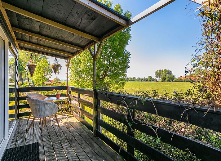 Gemuetliches Wohnzimmer im Ferienhaus Polderzicht, Zuid-Beijerland, Suedholland mit rustikaler Einrichtung.