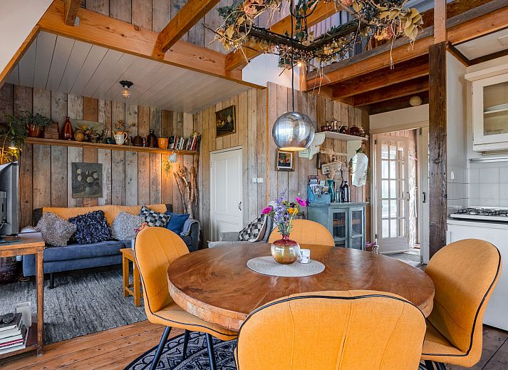 Gemuetliches Wohnzimmer im Ferienhaus Polderzicht, Zuid-Beijerland, Suedholland mit rustikaler Einrichtung.