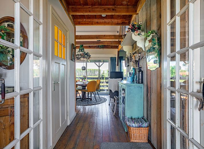 Gemuetliches Wohnzimmer im Ferienhaus Polderzicht, Zuid-Beijerland, Suedholland mit rustikaler Einrichtung.