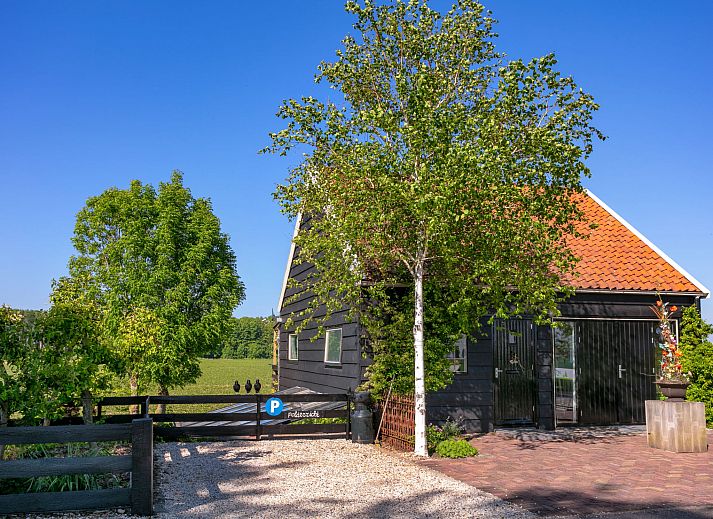 Blick von der Veranda des Ferienhauses Polderzicht in Zuid-Beijerland, umgeben von gruenen Feldern.
