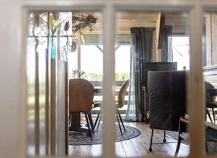 Blick von der Veranda des Ferienhauses Polderzicht in Zuid-Beijerland, umgeben von gruenen Feldern.