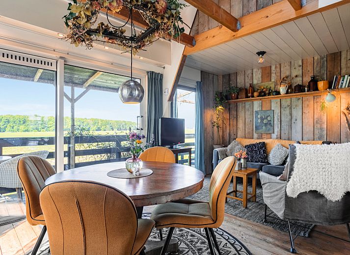 Blick von der Veranda des Ferienhauses Polderzicht in Zuid-Beijerland, umgeben von gruenen Feldern.