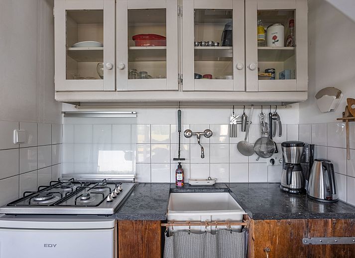 Blick von der Veranda des Ferienhauses Polderzicht in Zuid-Beijerland, umgeben von gruenen Feldern.