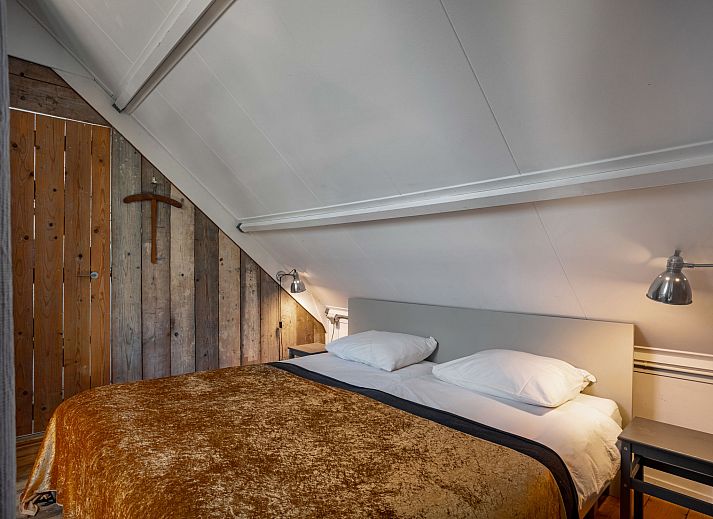 Blick von der Veranda des Ferienhauses Polderzicht in Zuid-Beijerland, umgeben von gruenen Feldern.