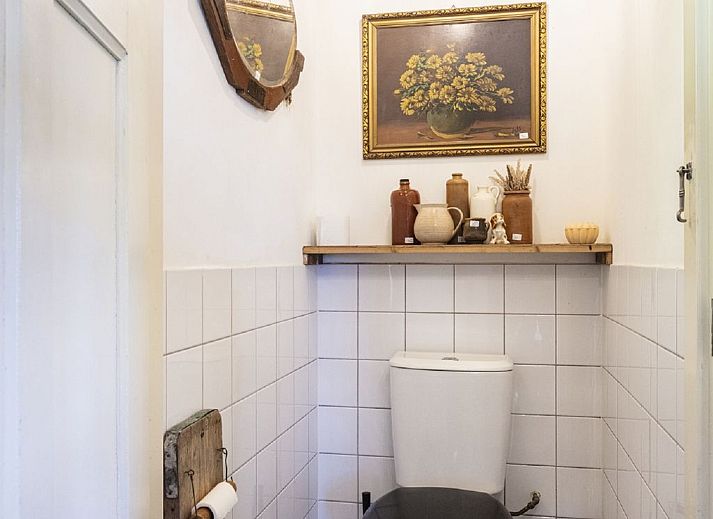 Esszimmer mit Holztisch im Ferienhaus Polderzicht, Zuid-Beijerland, Voorne Putten/Hoekse waard.