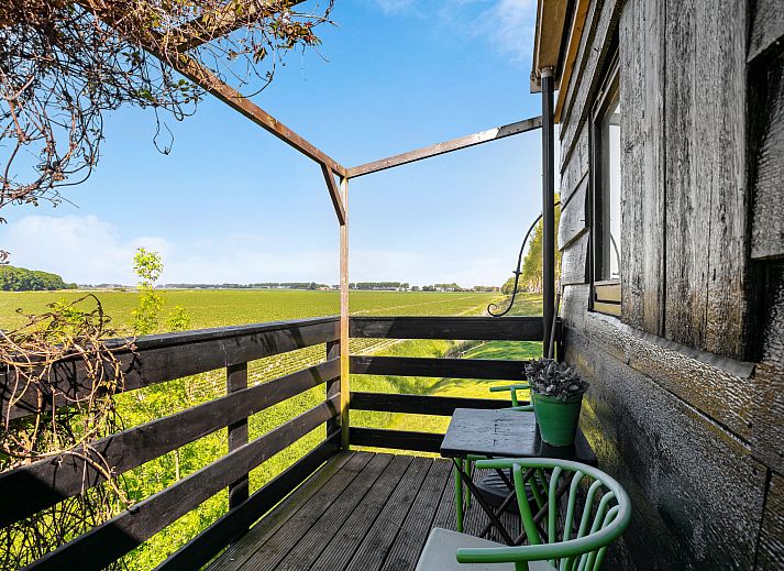 Esszimmer mit Holztisch im Ferienhaus Polderzicht, Zuid-Beijerland, Voorne Putten/Hoekse waard.