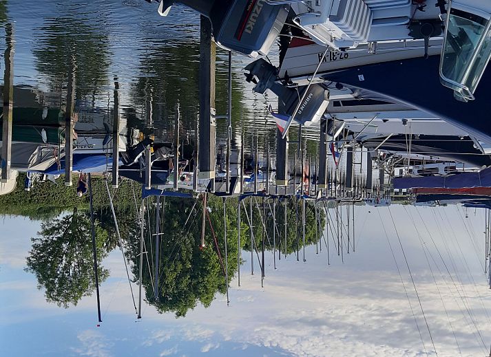 Esszimmer mit Holztisch im Ferienhaus Polderzicht, Zuid-Beijerland, Voorne Putten/Hoekse waard.