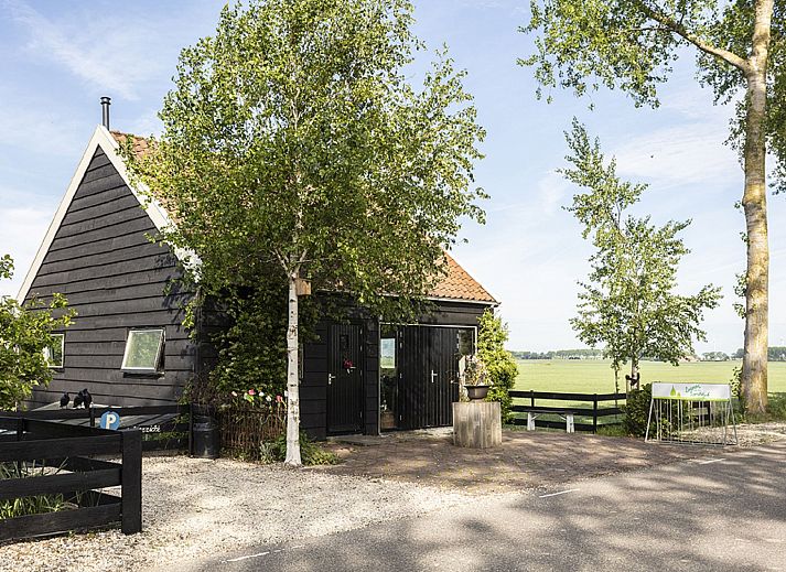 Esszimmer mit Holztisch im Ferienhaus Polderzicht, Zuid-Beijerland, Voorne Putten/Hoekse waard.