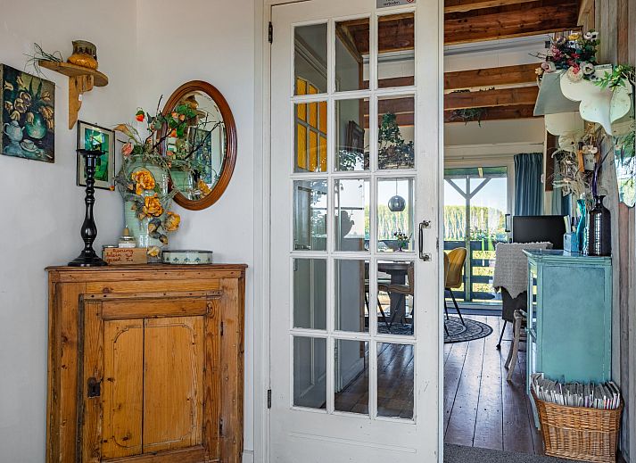 Esszimmer mit Holztisch im Ferienhaus Polderzicht, Zuid-Beijerland, Voorne Putten/Hoekse waard.