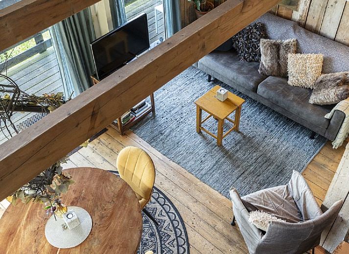 Helle Diele im Ferienhaus Polderzicht, Zuid-Beijerland, mit Blick auf das Esszimmer und den Garten.