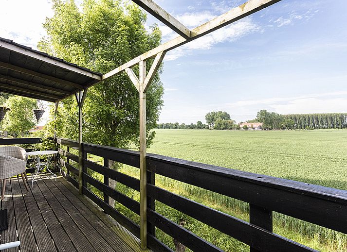 Helle Diele im Ferienhaus Polderzicht, Zuid-Beijerland, mit Blick auf das Esszimmer und den Garten.