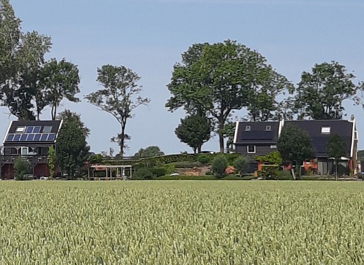 Helle Diele im Ferienhaus Polderzicht, Zuid-Beijerland, mit Blick auf das Esszimmer und den Garten.