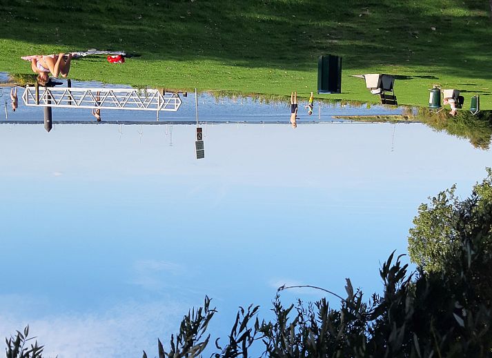 Helle Diele im Ferienhaus Polderzicht, Zuid-Beijerland, mit Blick auf das Esszimmer und den Garten.