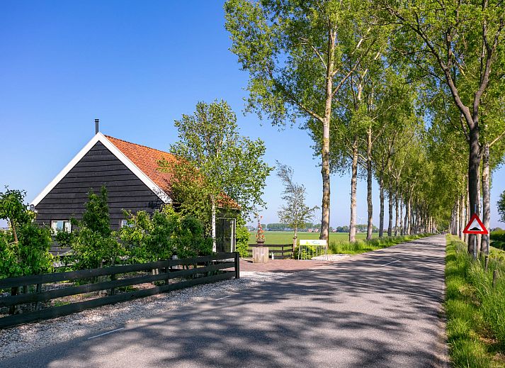 Aussenansicht des Ferienhauses Polderzicht, Sued-Beijerland, mit traditionellen Dachziegeln und gruener Umgebung.