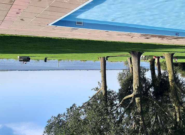 Aussenansicht des Ferienhauses Polderzicht, Sued-Beijerland, mit traditionellen Dachziegeln und gruener Umgebung.