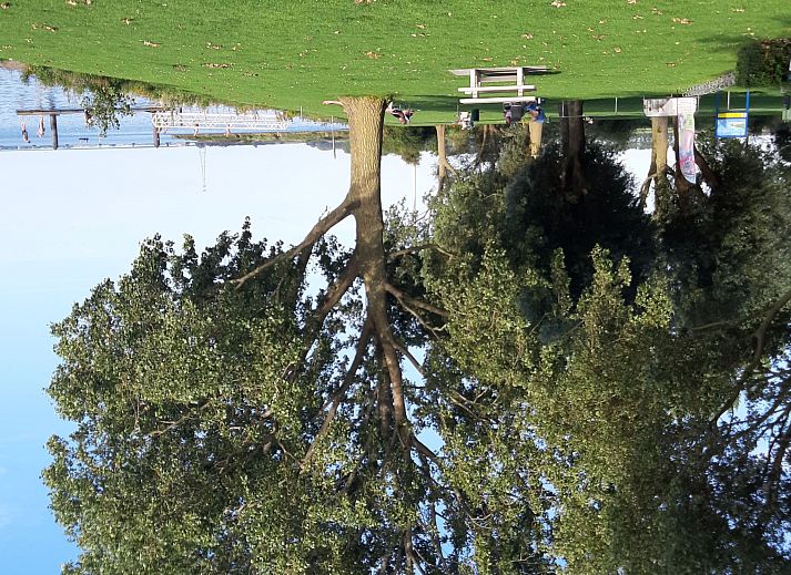 Aussenansicht des Ferienhauses Polderzicht, Sued-Beijerland, mit traditionellen Dachziegeln und gruener Umgebung.