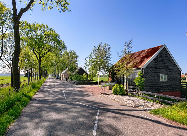 Eingang zum Ferienhaus Polderzicht, Sued-Beijerland, umgeben von Baeumen und laendlicher Ruhe.