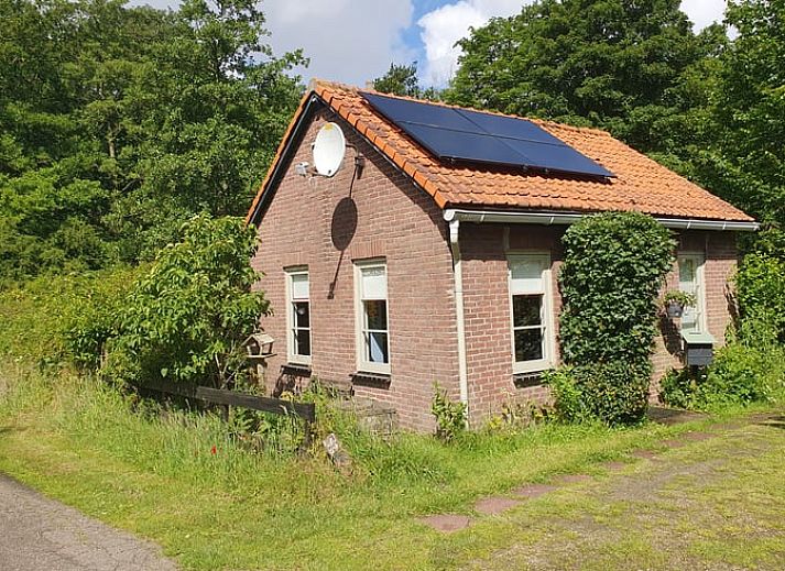 Charming cottage in Oostvoorne, South Holland, surrounded by green nature.