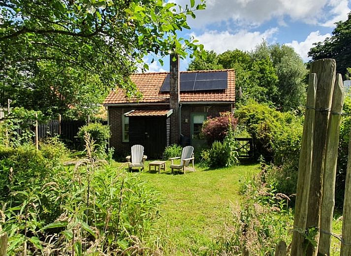 Charming cottage in Oostvoorne, South Holland, surrounded by green nature.
