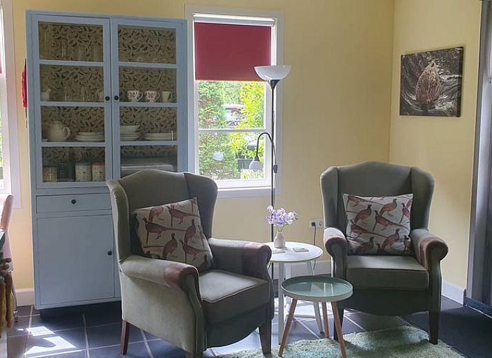 Charming cottage in Oostvoorne, South Holland, surrounded by green nature.