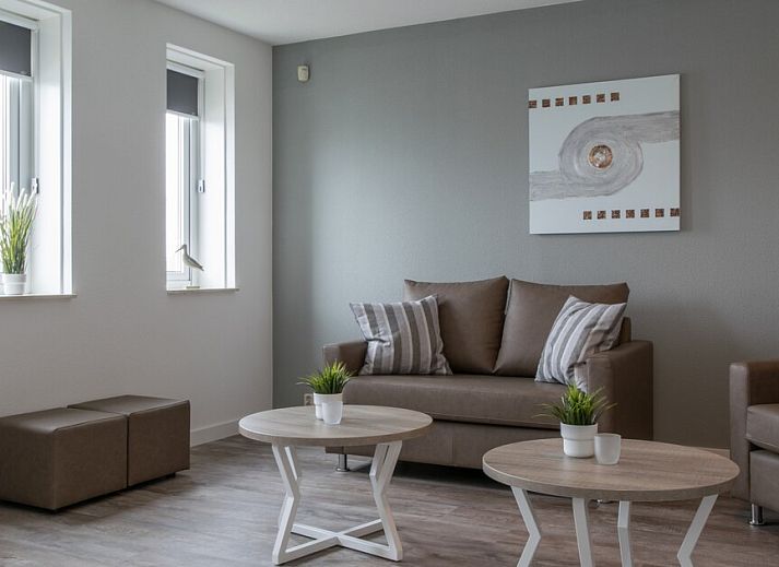 Modern living room in CP4 Comfort apartment, Hellevoetsluis, with comfortable seating and stylish interior in South Holland.